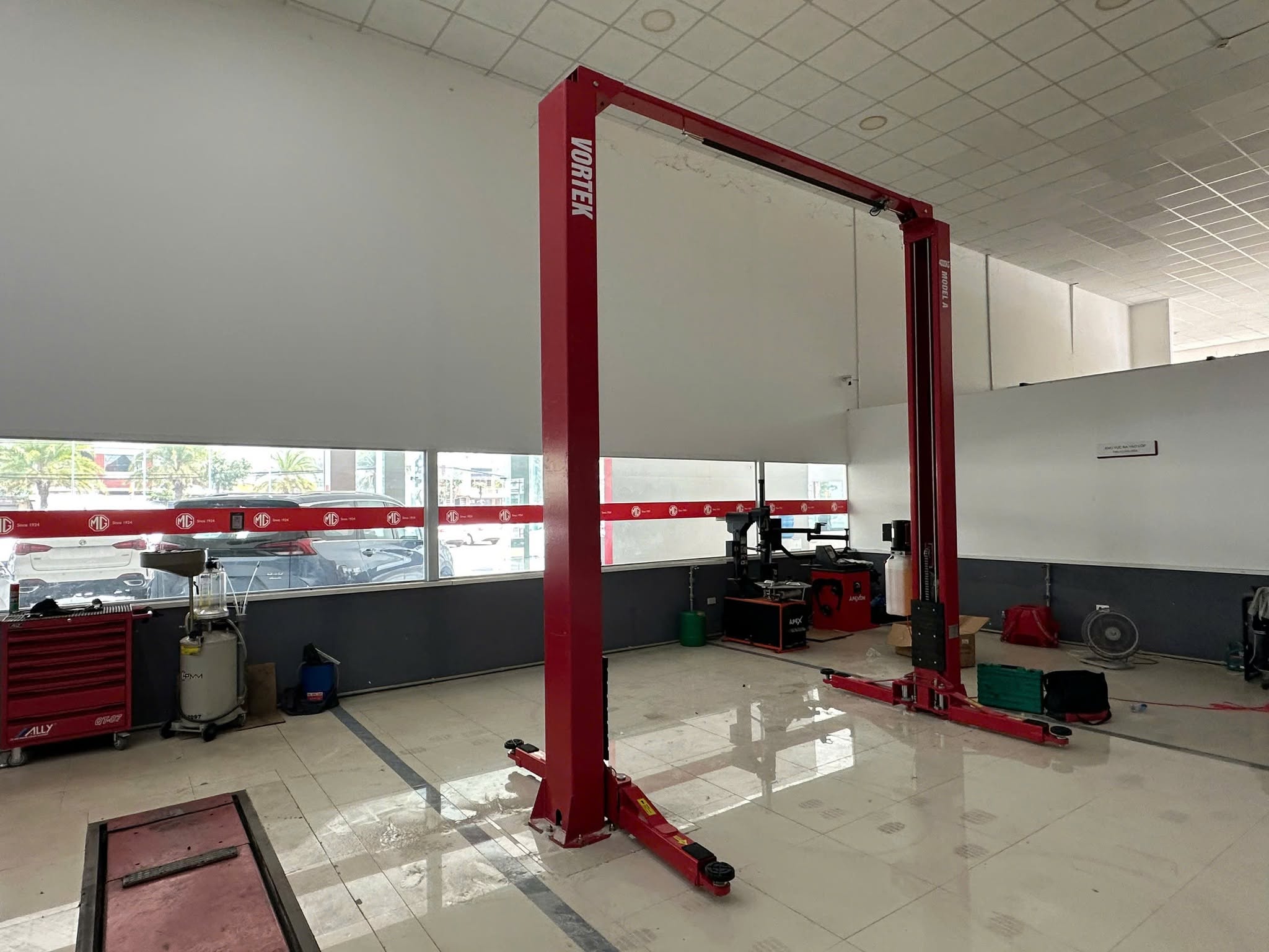 Kinh nghiệm chọn cầu nâng ô tô phù hợp cho garage